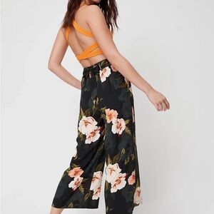 NWOT Aritzia Wilfred Faun Pants Floral Wide Leg Cropped Size Small